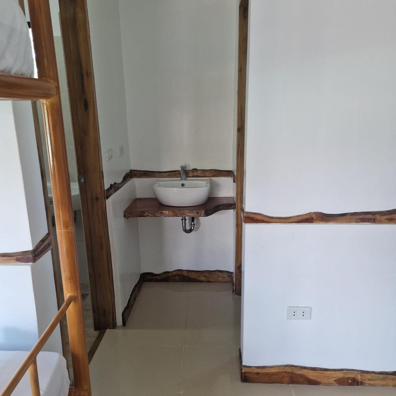 The Hat Trick Hostel Basdiot Экстерьер фото
